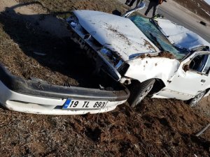 Takla Atan Otomobil Refüje Devrildi: 2 Yaralı