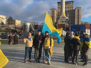 Ukrayna’da Halk, Rusya Tehdidine Karşı Sokağa Döküldü