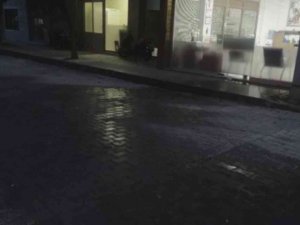 İ̇zmir’de Boğazından Bıçaklanan Şahıs Ağır Yaralandı