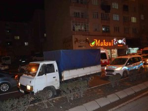 Yol Ortasında Direksiyon Başında Sızdı, Polis Fark Etti