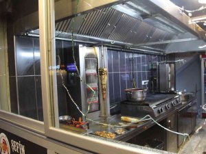Yemek Yedikleri Dönercinin Camına Tabure Atıp Kaçtılar