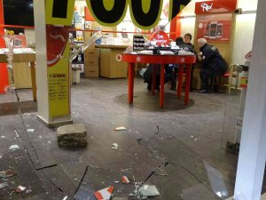 Taşla Camı Kırıp, 14 Saniyede 100 Bin Tl Değerinde 7 Cep Telefonu Çaldı