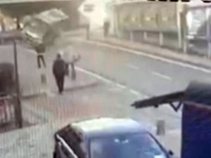 Şişli’de Yolcu Minibüsünün Devrildiği Kaza Kamerada: Kaldırımdaki Adam Korkuyla Yere Düştü