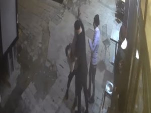 Beyoğlu’nda Oyuncu Bahadır Ünlü’nün Müşterisini Darp Ettiği Yeni Görüntüler Kamerada