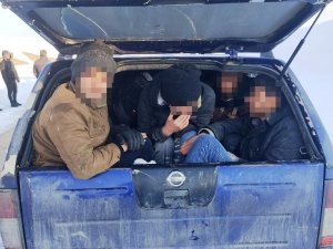 Van’da Polisten Kaçan Kamyonette 18 Kaçak Göçmen Çıktı