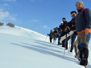Yüksekova’nın Karlı Dağlarında 10 Kilometrelik Yürüyüş Gerçekleştirdiler