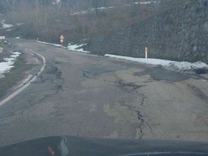 Alaplı Kaptaş Yolunda Çatlaklar Meydana Geldi