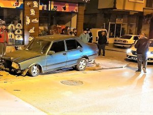 Hızını Alamayan Otomobil Önce Direğe Sonra Araçlara Çarptı