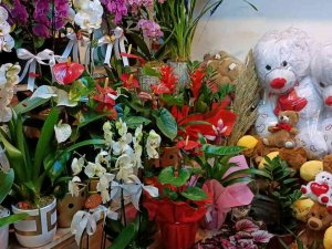 Çiçekçilerde 14 Şubat Hazırlığı