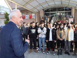 Akdeniz Belediyesi Yks’ye Hazırlanan Öğrencileri Karla Buluşturdu