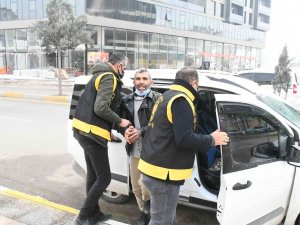 Karısının Boğazını Kesip 4 Yerinden Bıçaklayan Koca Tutuklandı