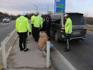 Darp Edilip Yalınayak Türkiye’ye İtilen Göçmenlere, Polis Ekipleri Çorap Ve Giyecek Verdi