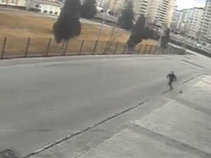 Yaşlı Kadının Cüzdanını Alarak Böyle Kaçtı
