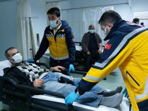Samsun’da Tır Kırmızı Işıkta Bekleyen Kamyonete Çarptı: 2 Yaralı