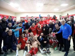 Sivasspor’dan Soyunma Odasında Galibiyet Pozu!