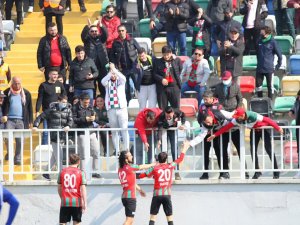 Karşıyaka 7 Maç Sonra Güldü