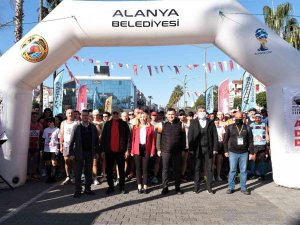 22. Alanya Atatürk Halk Koşusu Ve Yarı Maratonu Koşuldu