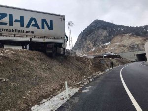 Kontrolden Çıkan Tır Şantiye Yolunda Asılı Kaldı