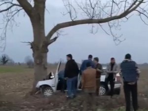 Kontrolden Çıkan Otomobil Ağaca Çarptı: 1’i Ağır 3 Yaralı