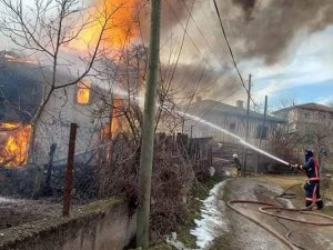 Kastamonu’da Altında Ahır Bulunan Ahşap Ev Yandı, 3 Büyükbaş Hayvan Telef Oldu