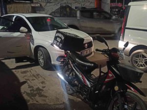 Otomobille Çarpan Motosiklet Sürücüsü Yaralandı