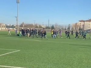 Mardin 1. Amatörde Futbolcu Teknik Direktöre Taşla Saldırdı