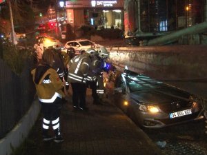 Beşiktaş’ta Park Halindeki Araçların Üzerine Devrilen Vinç Kaldırıldı
