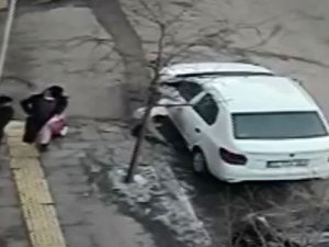Yere Düşen Çantayı Çaldılar, O Anlar Güvenlik Kamerasına Yansıdı