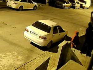 Duvara Tırmanıp Hırsızlık Yaptılar: O Anlar Kamerada
