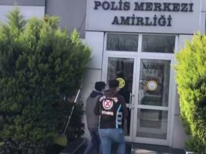 Kadıköy’de Polisten Para İsteyen Değnekçi Yakayı Ele Verdi