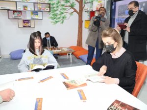 Sevgililerin Bağışlarıyla Kurulan ’Sevgi Kütüphanesi’ Açıldı