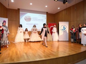 Kendi Tasarladıkları Kıyafetlere Mankenlik Yaptılar