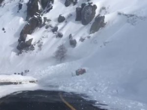 Artvin-Ardahan Karayolu Üzerindeki Sahara Geçidine Çığ Düştü