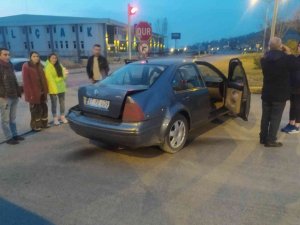 İ̇ki Araç Kavşakta Çarpıştı