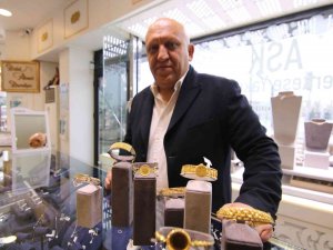 Yastık Altındaki Altınla İnsanlar Kazanıp Kazandıracak