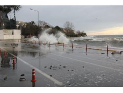 Sinop’ta Dev Dalgalar Yolu Trafiğe Kapattı