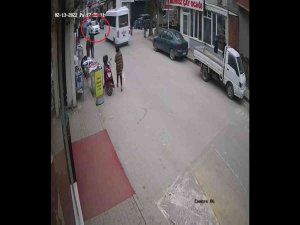 Bursa’da Acemi Sürücü Yayaların Arasına Böyle Daldı: 4 Yaralı
