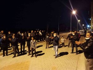 Komşuları Yüzünden Ellerinde Sopalarla Ekmek Almaya Çıkıyorlar
