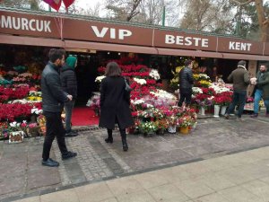 Çiçekçilerde Sevgililer Günü Yoğunluğu