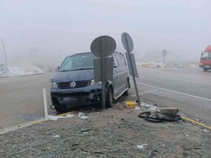 Minibüs İle Hafif Ticari Araç Çarpıştı: 2 Yaralı