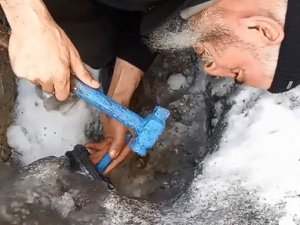 Buzlanan Boruda Mahsur Kalan Kediyi Böyle Kurtardı