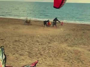 Paramotor Yere Çakıldı, Sahilde Oturan Aile Çocukları İle Son Anda Kurtuldu