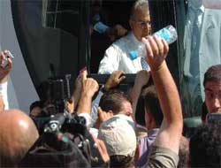 Deniz Baykal'a pet şişeli protesto (VİDEO)