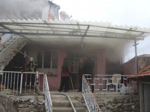 Tarihi Evlerin Bulunduğu Sokakta Çıkan Yangın Korkuttu