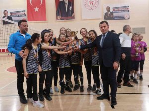 Şampiyon İ̇zzet Öksüzkaya Ortaokulu Oldu