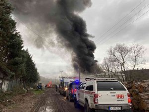 Sakarya’da Geri Dönüşüm Fabrikasında Büyük Yangın