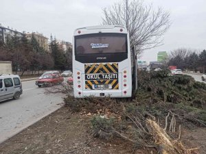 Başkent’te Öğrenci Servisi Refüjdeki Ağaçlara Çarptı: 1 Yaralı
