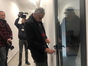 Kosova’da Sosyal Demokrat Parti Üyeleri Enerji Düzenlenme Kurumu’nu Bastı