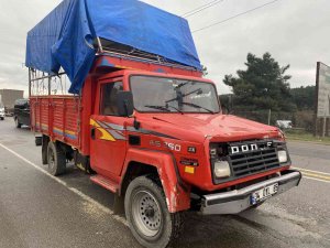 Kamyon İle Kamyonet Çarpıştı, Sıkışan Sürücüyü İtfaiye Kurtardı
