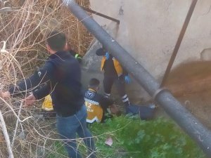 Demirlere Çarpıp Su Kanalına Düşen Motosikletin Sürücüsü Yaralandı